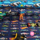 Úplet potisk autíčka Hot Wheels v řadě na modré