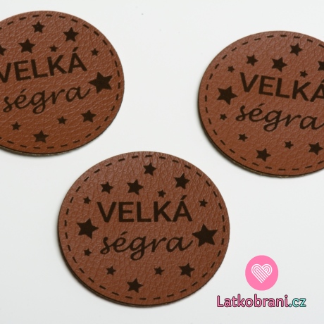 Štítek na oblečení kulatý "velká ségra", koženkový, imitace kůže