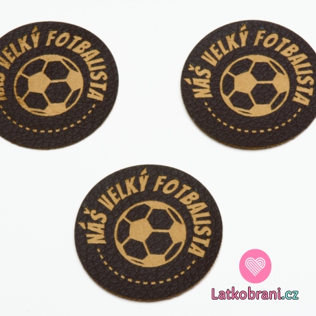 Štítek na oblečení kulatý "náš velký fotbalista", koženkový, imitace tmavé kůže