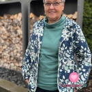 Teplákovina potisk eukalyptové listy na tmavě modré 