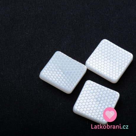 Knoflík čtvercový, lesklý, "včelí plástev" bílý