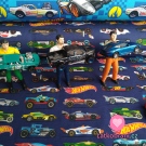 Úplet potisk autíčka Hot Wheels v řadě na modré