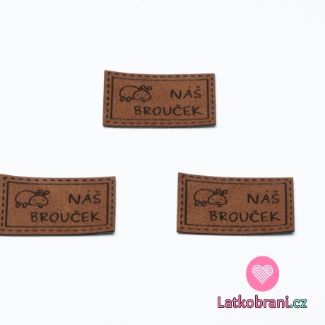 Štítek na oblečení "náš brouček", koženkový, hladký povrch