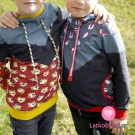 Úplet potisk šťastné lišky mezi nepravidelnými puntíky na šedé
