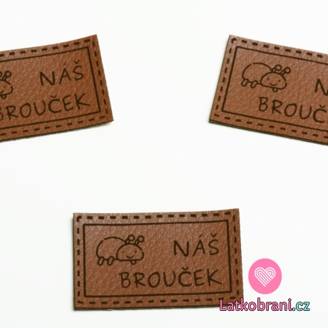 Štítek na oblečení "náš brouček", koženkový, imitace kůže