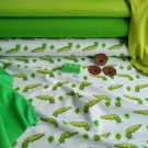 Zelené housenky na bílé