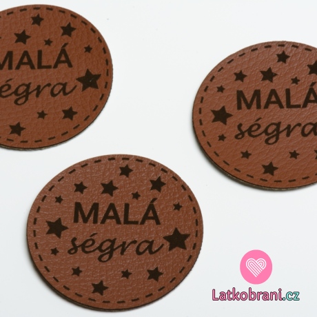 Štítek na oblečení kulatý "malá ségra", koženkový, imitace kůže