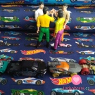 Úplet potisk autíčka Hot Wheels v řadě na modré