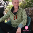 Teplákovina počesaná nápisy "love" na kouřové modré