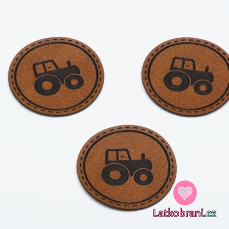 Štítek na oblečení kulatý "traktor", koženkový, hladký povrch