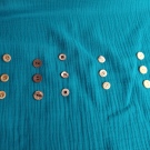 Přírodní knoflíčky na petrolejovém mušelínu